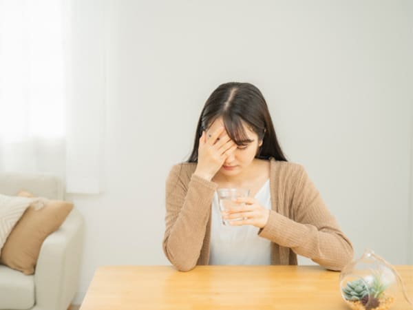 気分が悪い女性の画像