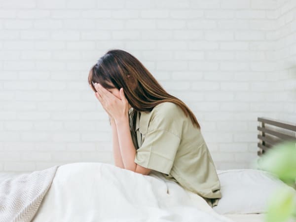 体調不良の女性の画像